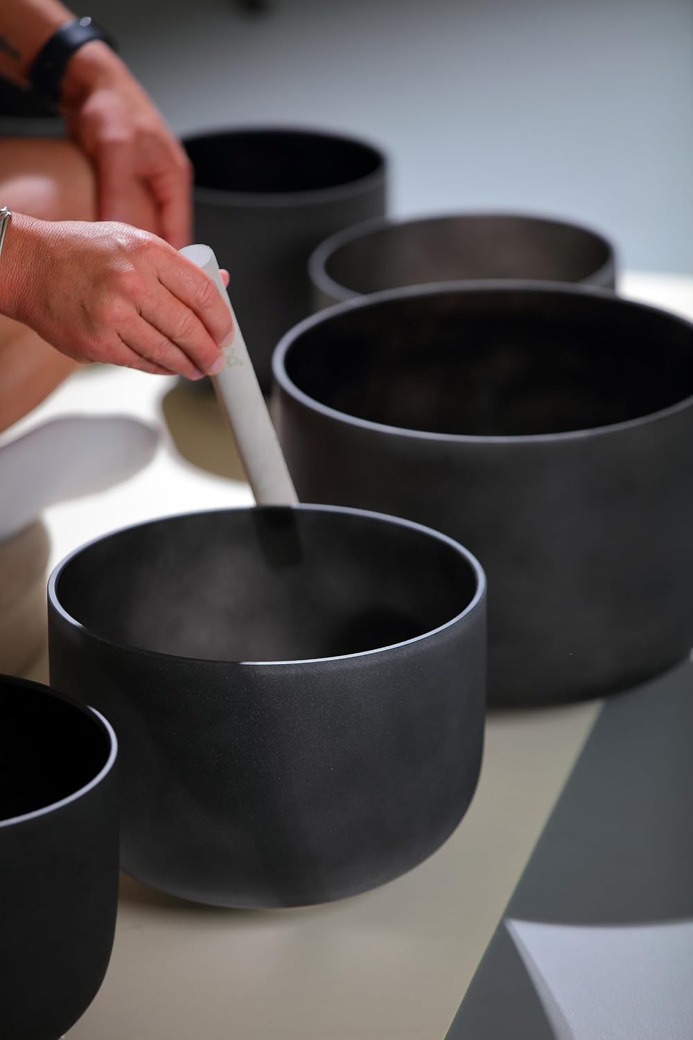 TOPFUND 6-12 inch 432Hz Chakra Set of 7 Black Crystal Singing Bowls with Heavy Duty Carrying Cases and Mallets