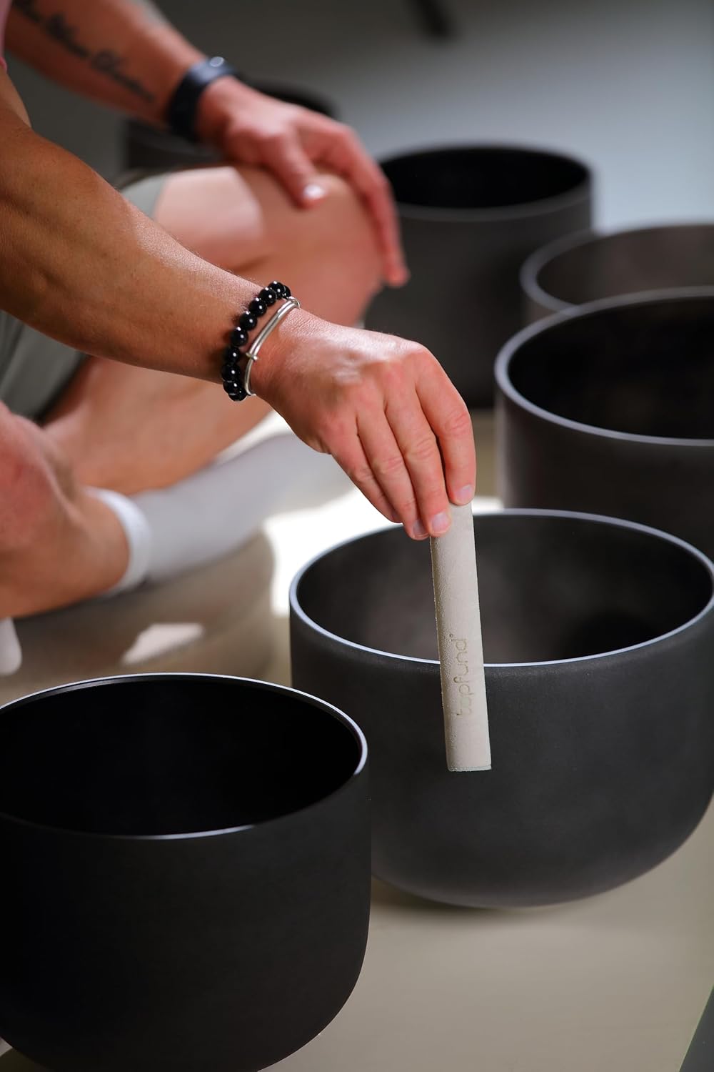TOPFUND 6-12 inch 432Hz Chakra Set of 7 Black Crystal Singing Bowls with Heavy Duty Carrying Cases and Mallets