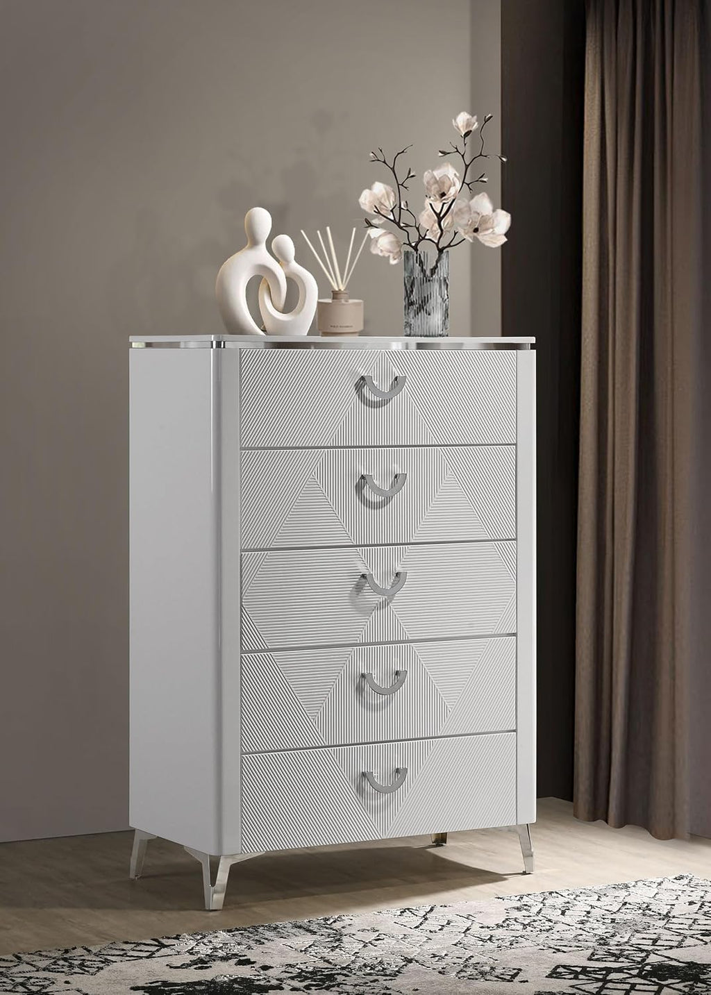 Coaster Home Furnishings - Cassia - Wood - 5-Drawer Chest with Black Felt-Lined Top, V-Patterns Front, U-Shaped Pulls, Tapered Legs and Contemporary Style - Bedroom - White High Gloss - 215795