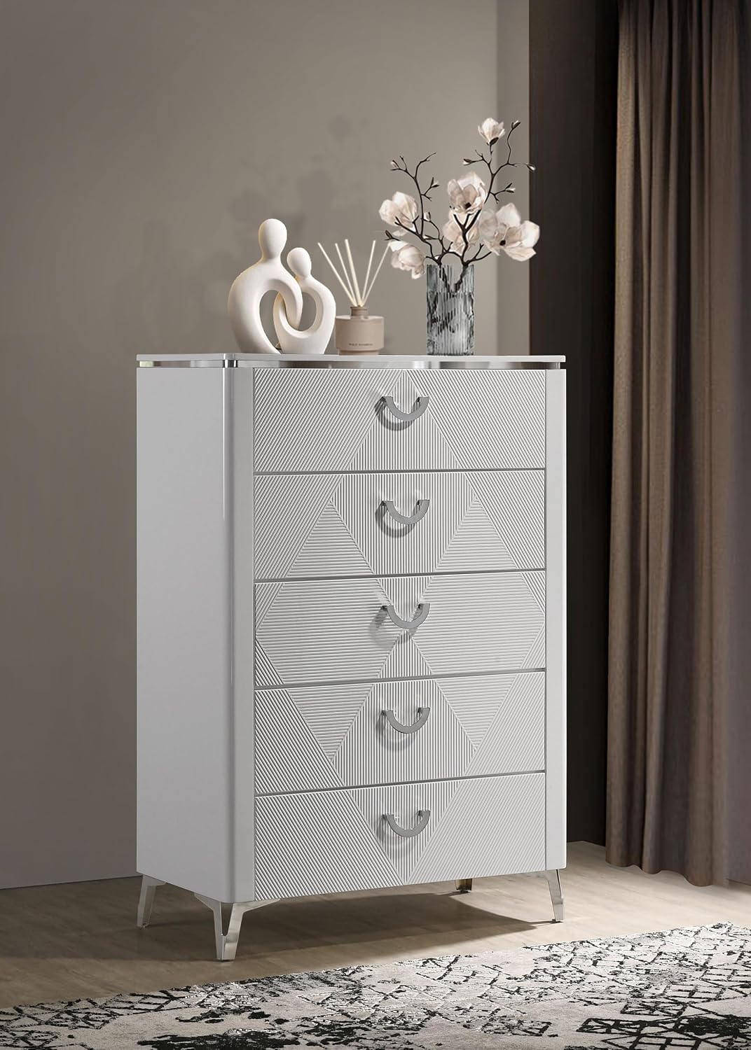 Coaster Home Furnishings - Cassia - Wood - 5-Drawer Chest with Black Felt-Lined Top, V-Patterns Front, U-Shaped Pulls, Tapered Legs and Contemporary Style - Bedroom - White High Gloss - 215795