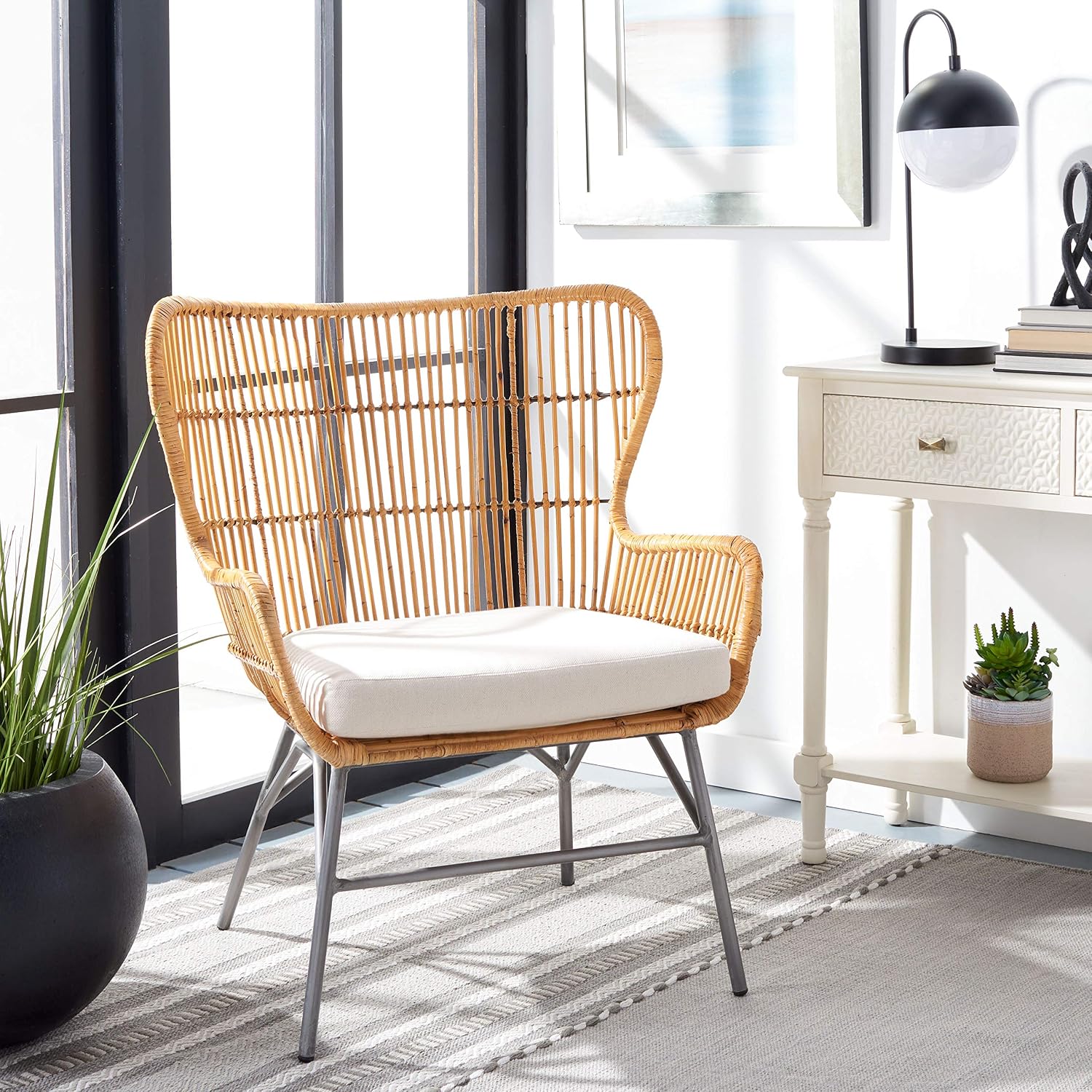 SAFAVIEH Home Collection Lenu Rattan White Cushion Accent Chair, Natural/Black (ACH6510B)